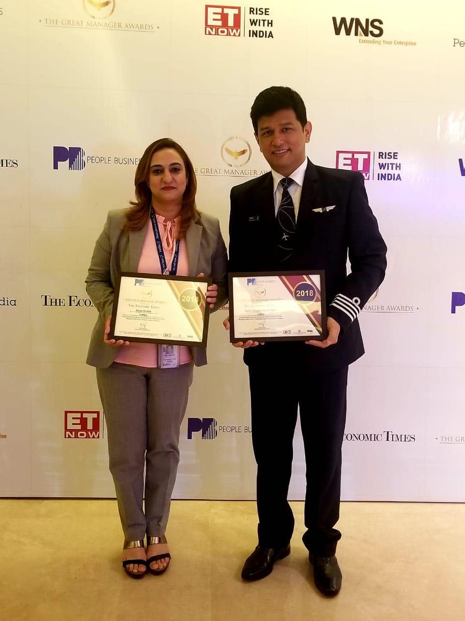 Mr-Kailash Rana-and-Mr-Vipin-Mohla-recieving-the-award-with-the-team