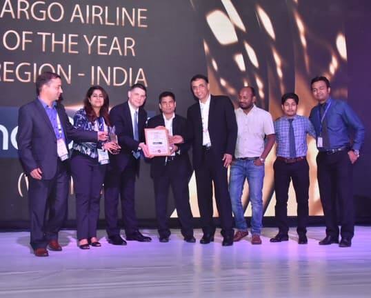 Mr-Kailash Rana-and-Mr-Vipin-Mohla-recieving-the-award-with-the-team