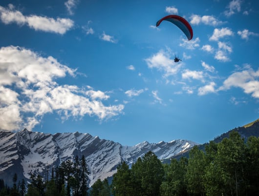 5 Beautiful places to go paragliding across India